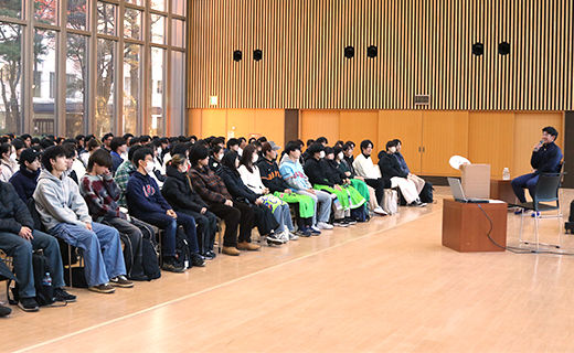 会場を埋め尽くす学生と並木選手（右）