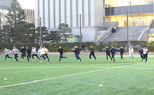 圧巻の走力を見せる並木選手（右）