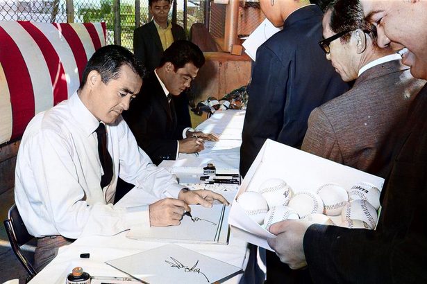 長嶋茂雄さんと沖縄　V9メンバーの巨人、奥武山で広島戦　米統治下、那覇空港にファン殺到