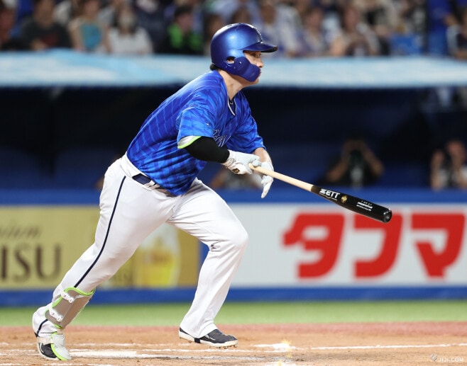 画像・写真:同点の生還を果たした林 プロ野球:時事ドットコム – 時事ドットコム 4―4で引き分けた。DeNAは1点を追う7回に、佐野の勝ち越し打(写真)などで3点を奪って逆転。ヤクルトは9回2死一塁…