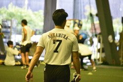 背番号７のＴシャツで練習する栗原