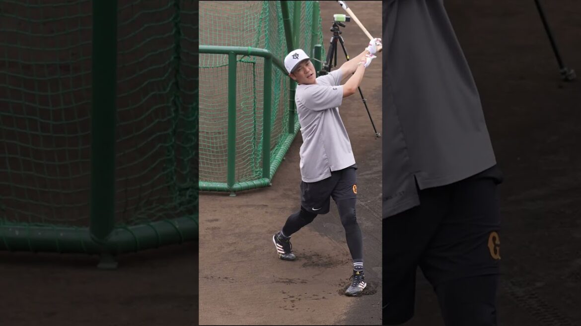 【巨人】坂本勇人選手の正面からトスをしようとしていた岡本大翔氏🤣 　#shorts #baseball #sports #ジャイアンツ #巨人 #プロ野球