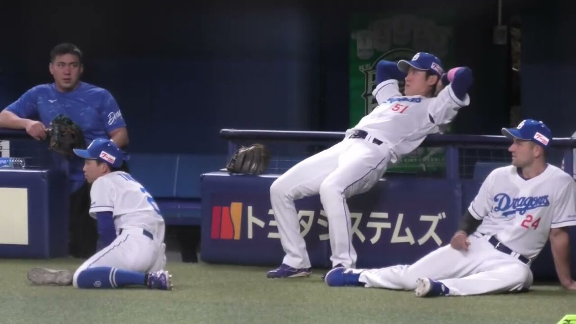 中日ドラゴンズ 体を伸ばす上林誠知選手etc リラックスする野手陣の様子 佐藤龍世選手や川越誠司選手が広島東洋カープ 秋山翔吾選手に挨拶する様子も 2025/6/27 バンテリンドーム