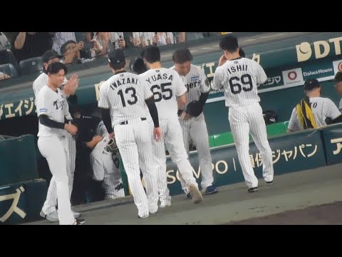 【貫禄のブルペンリーダー】試合を終え登板した選手を労う岩崎優 【貫禄のブルペンリーダー】試合を終え登板した選手を労う岩崎優