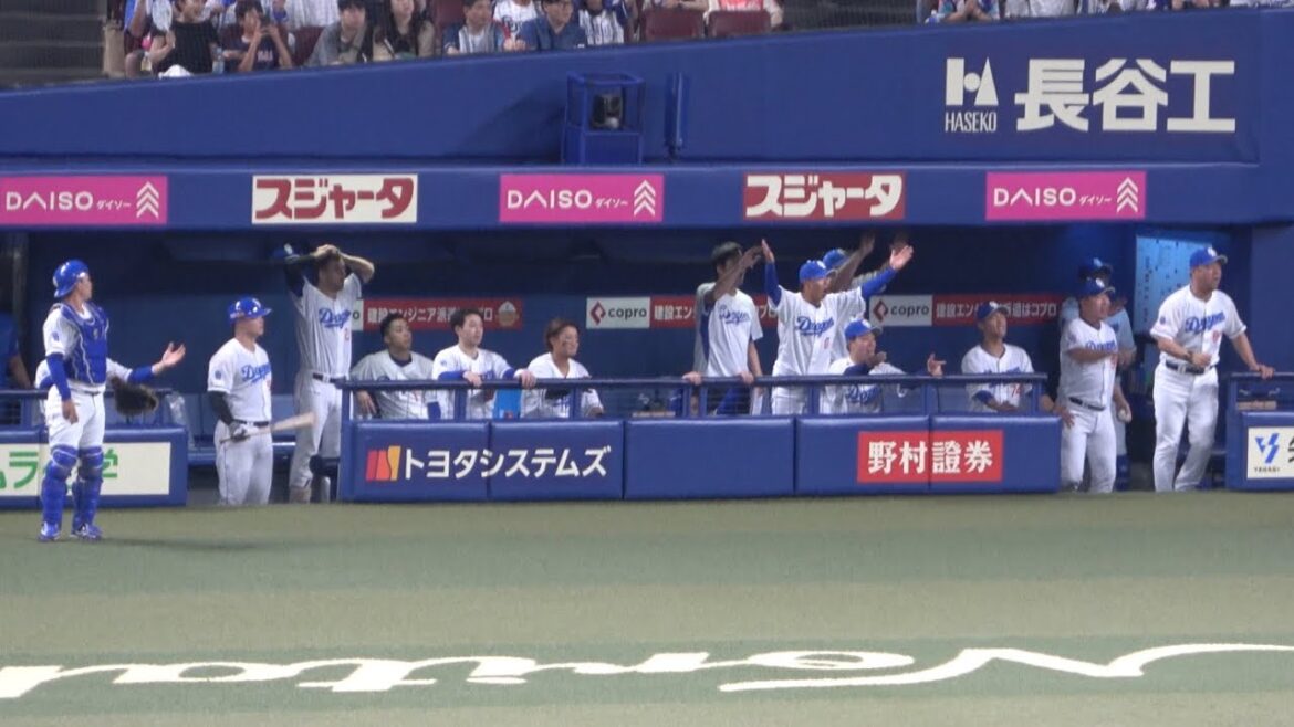 フルカウントからのボール気味の球を見送ったもののストライク判定され納得いかない中日ベンチ/ブライトもしゃがみ込んでなかなか立ち上がれず（2025/6/29）