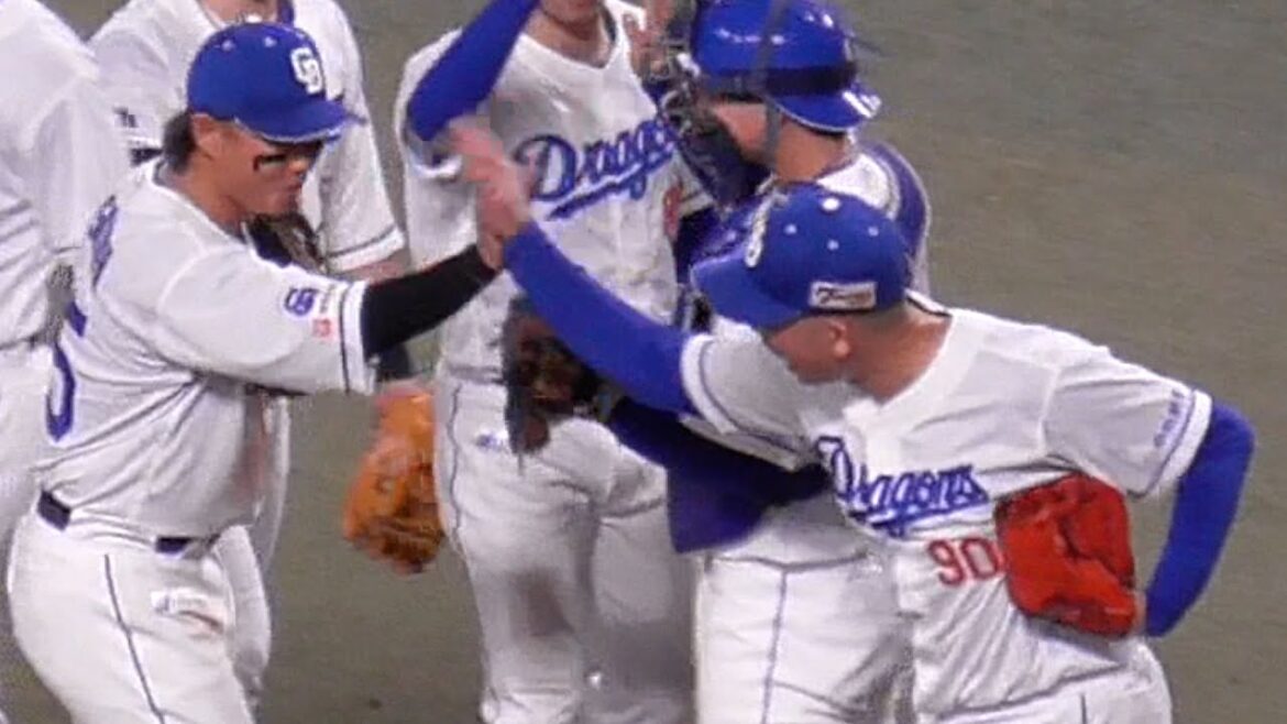 勝利の瞬間のドラゴンズベンチ　佐藤龍世と松山晋也が笑顔でハイタッチ　中日ドラゴンズVS広島東洋カープ　2025/06/27