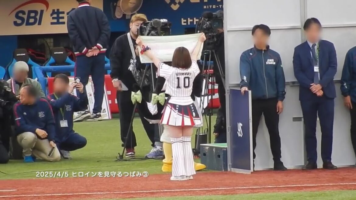 【OPシリーズ2025】4/5:ヒーローインタビュー(#12石山泰稚)を見守るつばみ 【OPシリーズ2025】4/5:ヒーローインタビュー(#12石山泰稚)を見守るつばみ