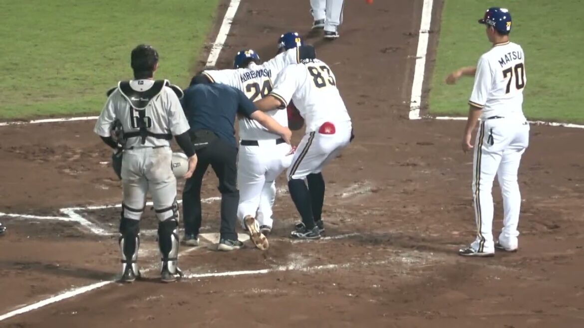 足に死球を受けた紅林、自力で歩けずコーチの肩を借りながらベンチへ...