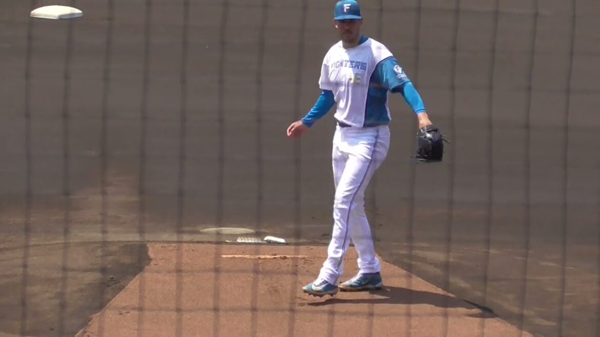 2025年6月29日 イースタンリーグ 北海道日本ハム ドリュー・バーヘイゲン 投手の準備投球（ボールデッド中)