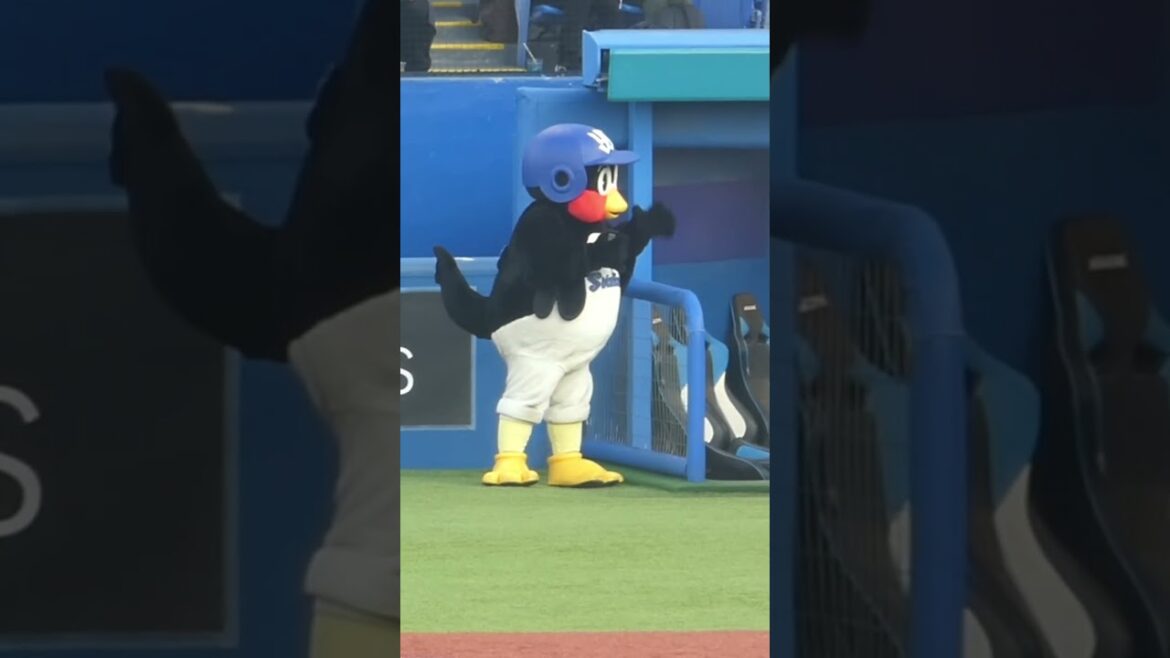 24/5/4 前日のヒーロー（塩見泰隆）とぱちりするつば九郎 #Shorts