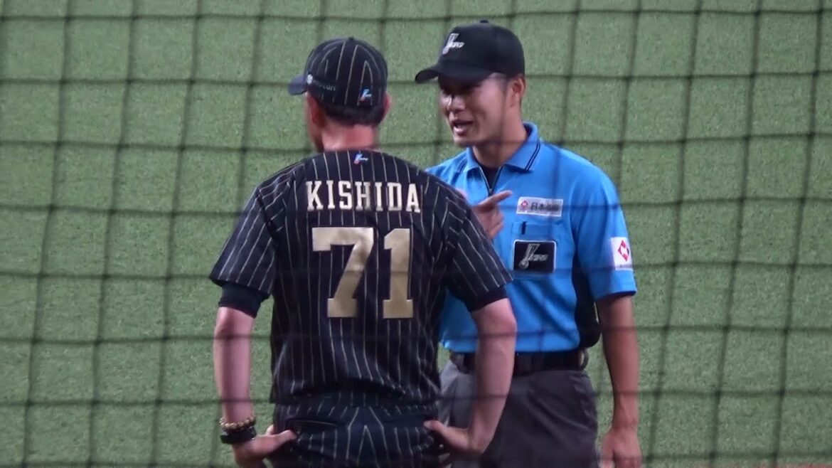 【審判ウォッチ（抗議対応編）】オリックス九里投手にボークを宣告した一塁塁審の松本大輝審判員。岸田監督から抗議を受け、九里投手から説明を求められる。【2025.7.6 オリックスvs千葉ロッテ＠京セラ】