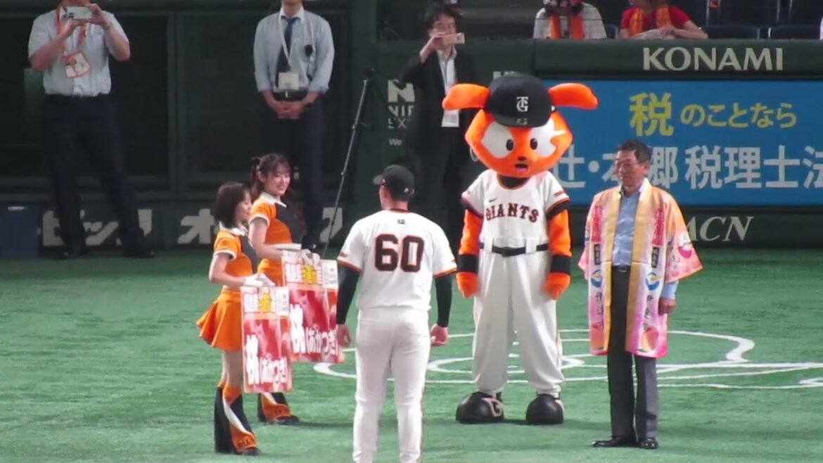 桃を貰う羽月隆太郎と荒巻悠　2025年7月4日 読売ジャイアンツ対 広島カープ