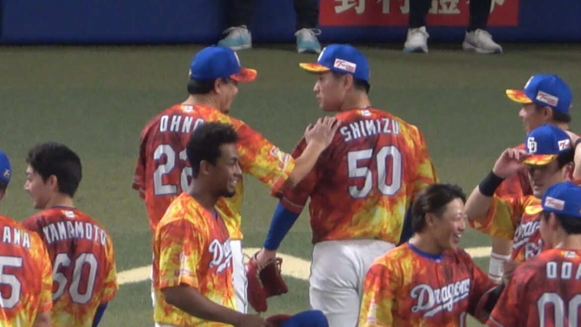 勝利後の円陣で9回途中で降板したことを謝罪しているように見える大野雄大/最後は清水にお礼の声かえをする（2025/7/4）