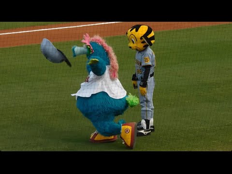 【つば九郎見てる??】くるりんぱを披露するスライリーとトラッキー 【つば九郎見てる??】くるりんぱを披露するスライリーとトラッキー