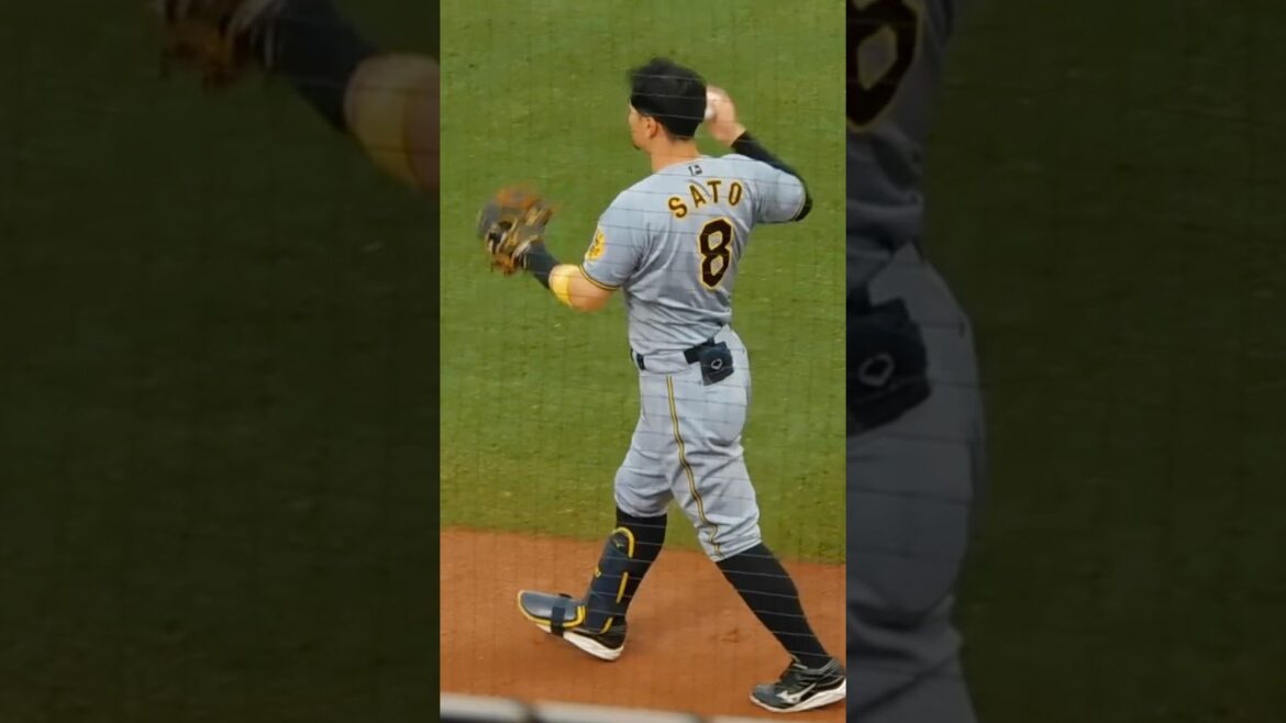 打者用のプロテクターを装着したままキャッチボールを行う佐藤輝明 この日は大雨で開始が30分遅れるアクシデント 打者用のプロテクターを装着したままキャッチボールを行う佐藤輝明 この日は大雨で開始が30分遅れるアクシデント