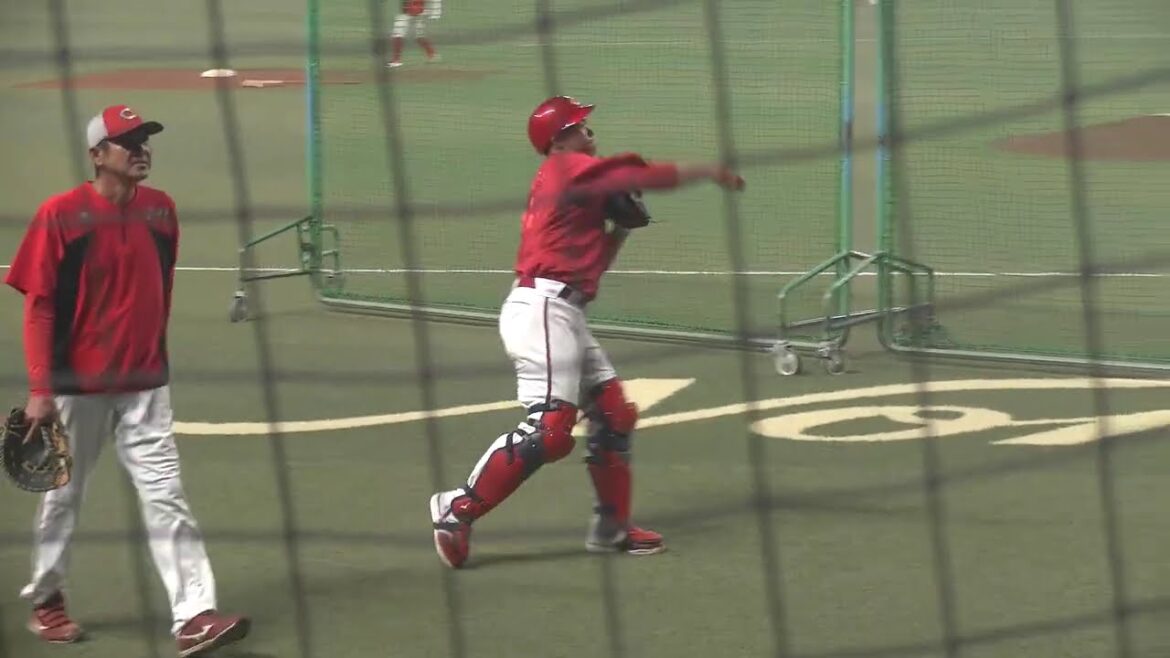 広島東洋カープ 會澤翼選手と坂倉将吾選手がキャッチャー同士でキャッチボール 2025/6/27 バンテリンドーム