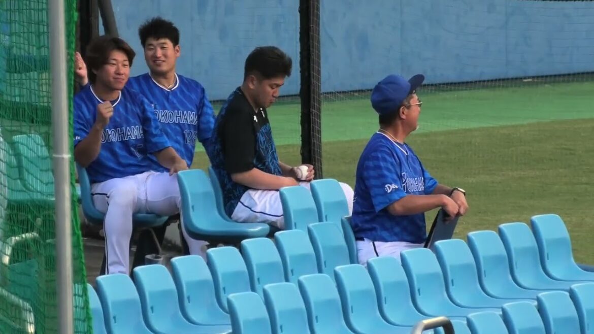 横浜DeNAベイスターズ 待機する三嶋一輝投手と大坪亮介ブルペン捕手、橋本達弥投手も姿を見せ、こっちを見る 2025/7/9 草薙球場