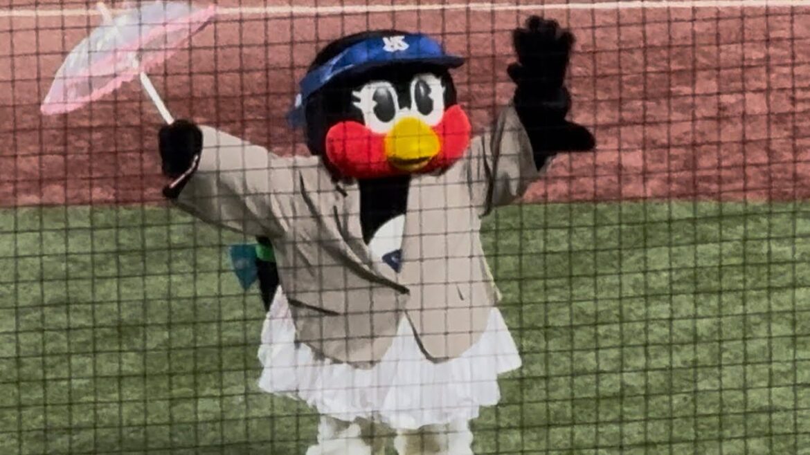 つばみスーツ姿で東京音頭ダンス東京ヤクルトスワローズラッキー72025年7月8日横浜DeNAベイスターズつば九郎