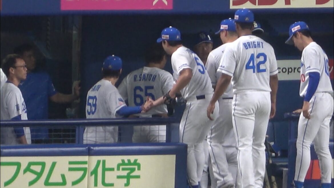 1アウト満塁のピンチを無失点で凌いだ藤嶋を迎える選手たち！！エラーをしてしまった佐藤龍世は齋藤に謝罪する（2025/7/5）