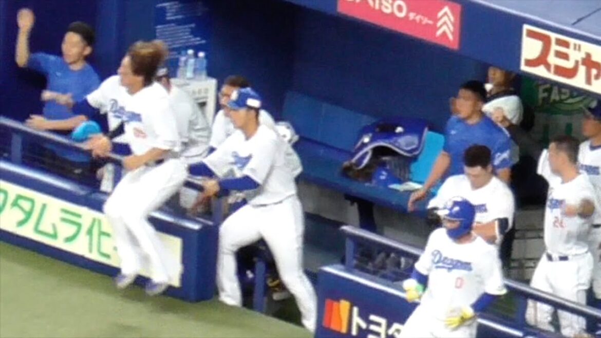 板山祐太郎  決勝タイムリーの瞬間のドラゴンズベンチ　佐藤龍世が飛び上がって嬉しさ爆発　中日ドラゴンズVS広島東洋カープ　2025/07/11