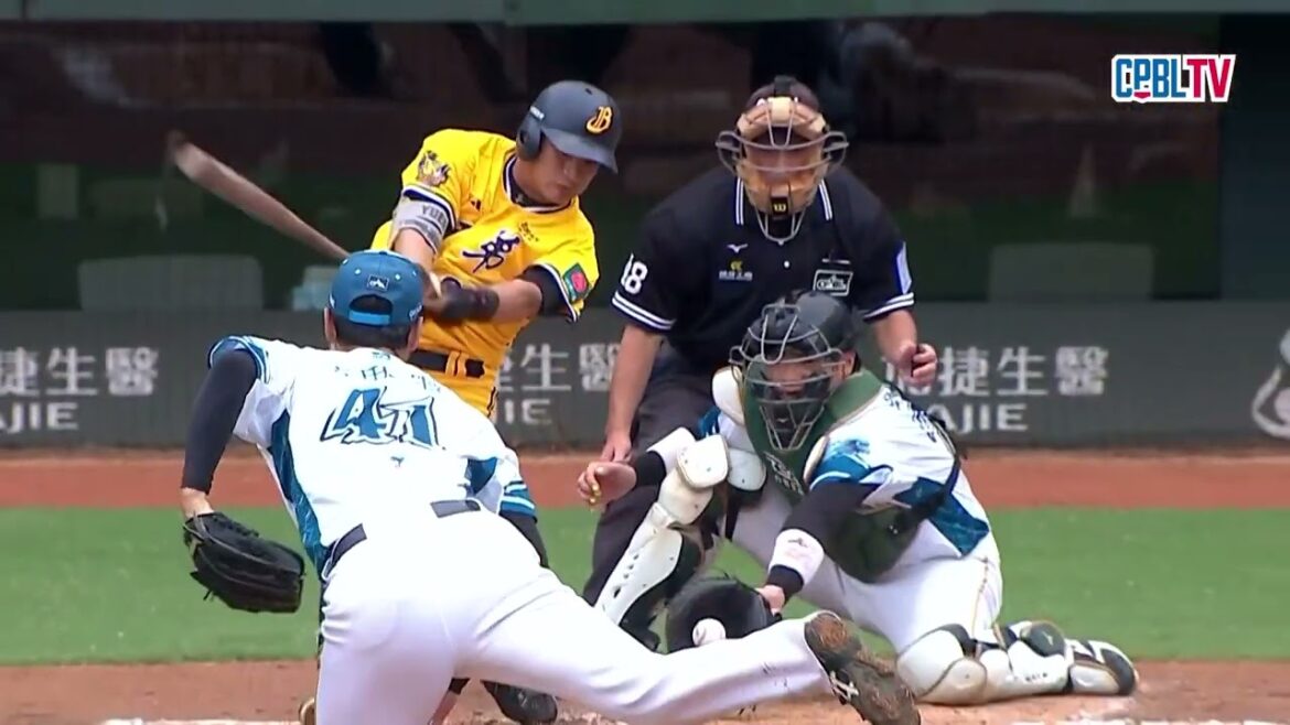 07/05 中信 VS 台鋼 二局上,中信再次靠著戰術推進攻佔得點圈,但吉田一將再次展現沉穩特質,化解對手攻勢 07/05 中信 VS 台鋼 二局上,中信再次靠著戰術推進攻佔得點圈,但吉田一將再次展現沉穩特質,化解對手攻勢