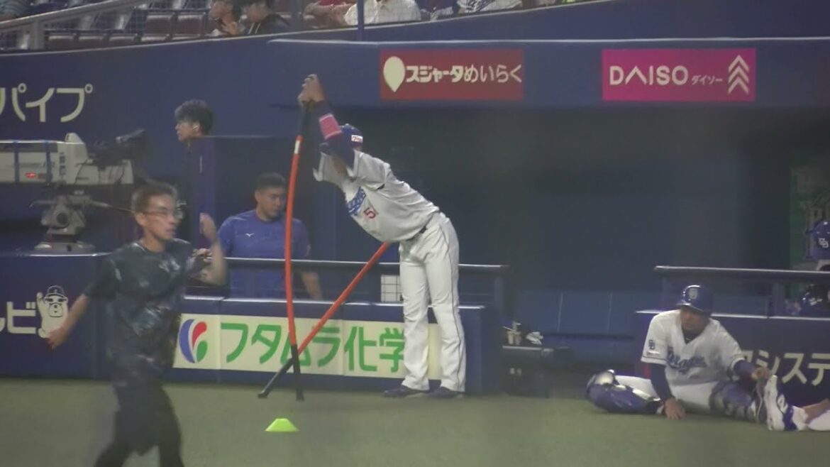 中日ドラゴンズ 上林誠知選手etc ウォーミングアップのためベンチから姿を見せる野手陣の様子 2025/6/27 バンテリンドーム