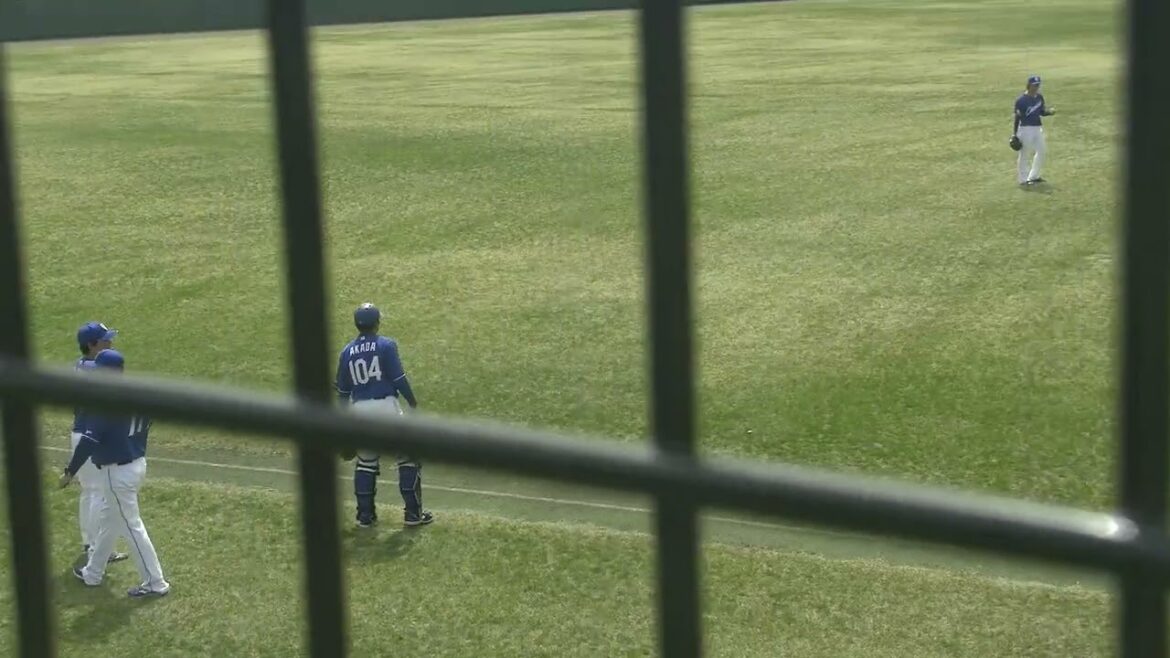 中日ドラゴンズ 吉田聖弥投手の先発投手試合前遠投 終盤→田島慎二投手コーチ・小山伸一郎投手コーチと共に引き上げる様子 2025/3/25 ちゅーるスタジアム