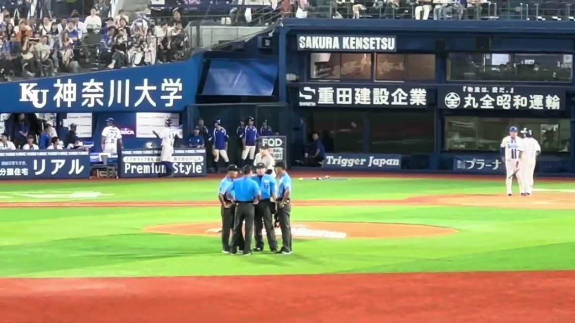 井上絢登のスイング判定に抗議する三浦大輔監督