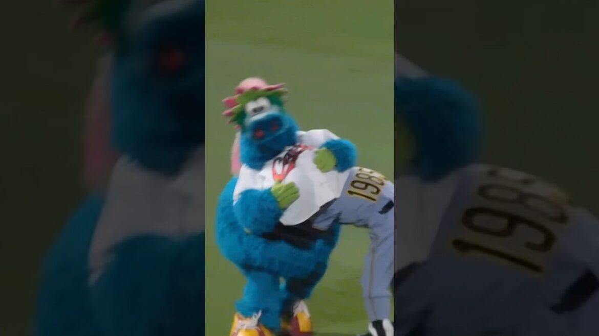 【何してんの】戯れ合うトラッキーとスライリー 本日はマスコット交流デー 【何してんの】戯れ合うトラッキーとスライリー 本日はマスコット交流デー