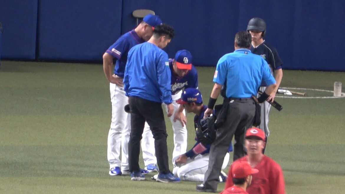 死球を受けしゃがみ込む上林/監督、コーチ、球審の白井も心配そうに見つめる（2025/7/12）