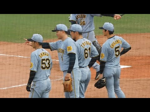 【見学】先にノックを終えた外野手陣 内野ノックを見学 【見学】先にノックを終えた外野手陣 内野ノックを見学