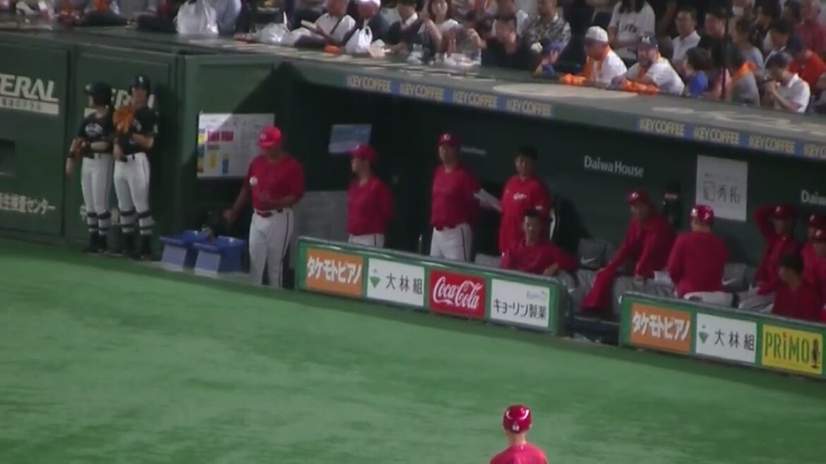 準備する小園海斗　2025年7月4日 読売ジャイアンツ対 広島カープ