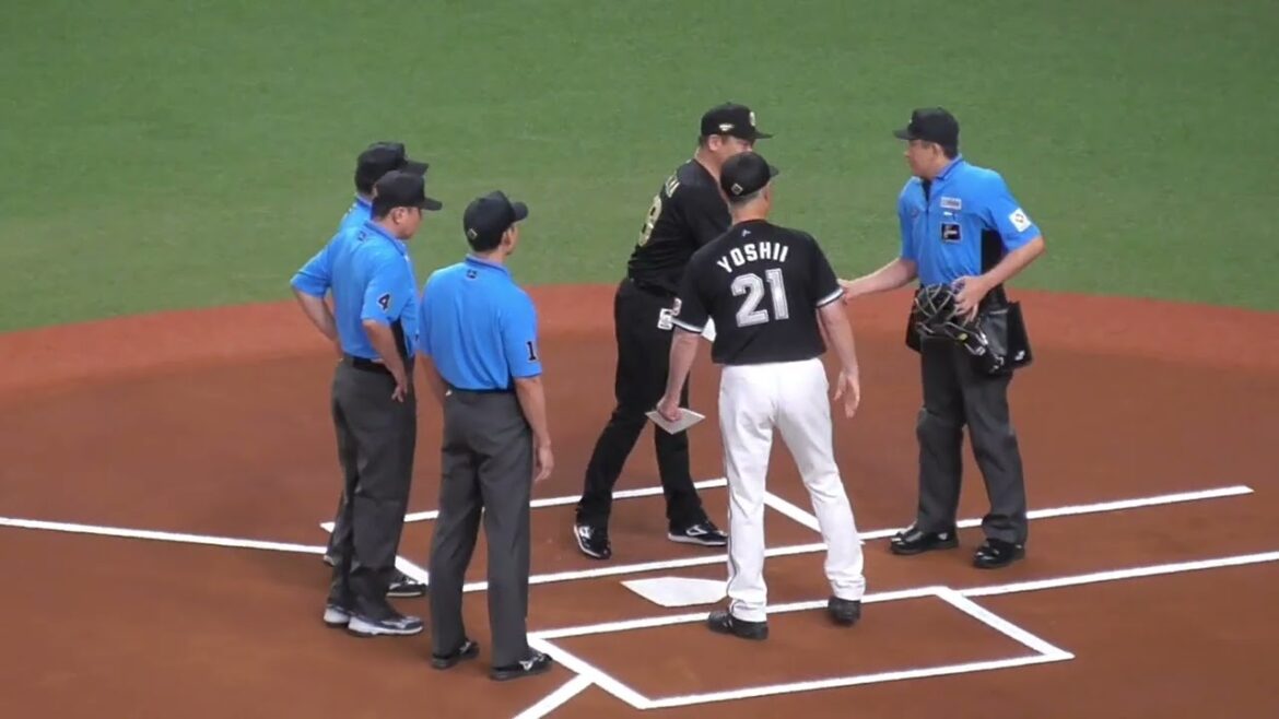 中嶋 聡（オリックスバファローズ）vs 吉井 理人（千葉ロッテマリーンズ）両監督によるメンバー表の交換