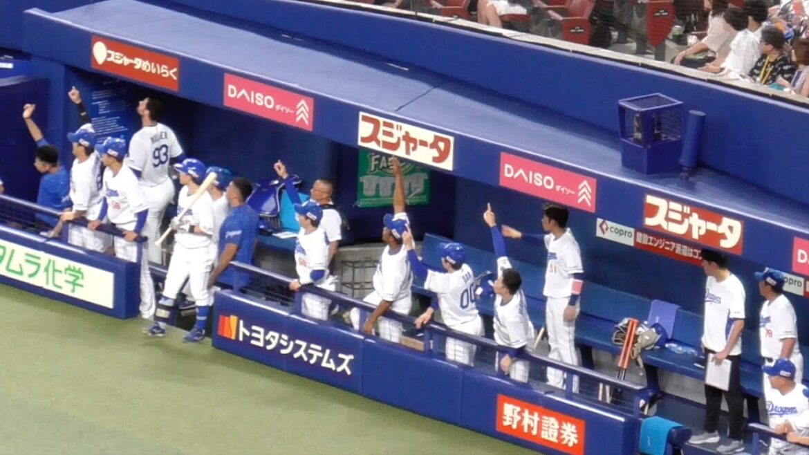 ボスラー先制HRの瞬間のドラゴンズベンチ　上林誠知とタッチ　中日ドラゴンズVS広島東洋カープ　2025/07/11