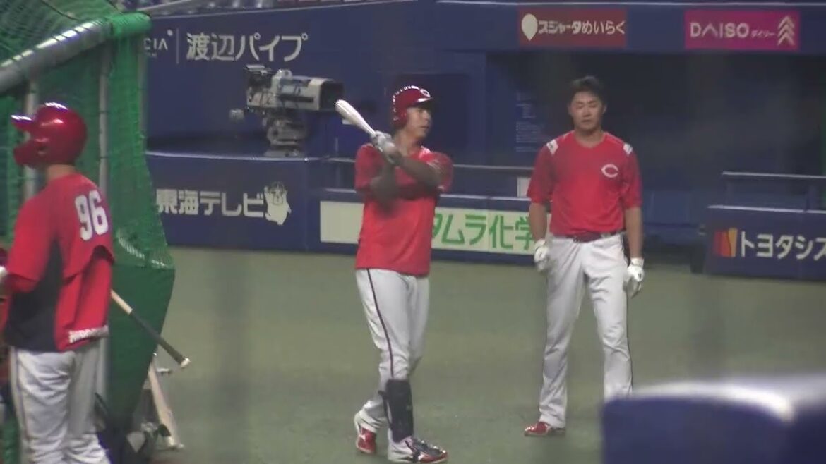 広島東洋カープ 野間峻祥選手と久保修選手が打撃練習中に楽しそうに話す 2025/6/27 バンテリンドーム