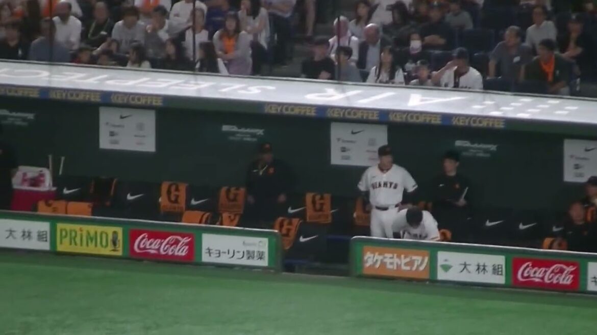 岸田行倫と話す丸佳浩や準備する小林誠司（読売ジャイアンツ対 西武ライオンズ 2025年6月20日）