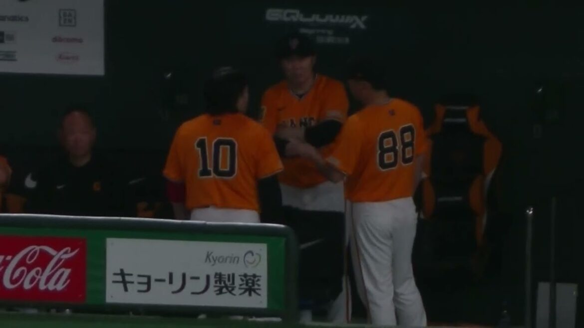 実松コーチや村田善則コーチに何か言われてる甲斐拓也＜読売ジャイアンツ対 日本ハムファイターズ2025年6月17日＞
