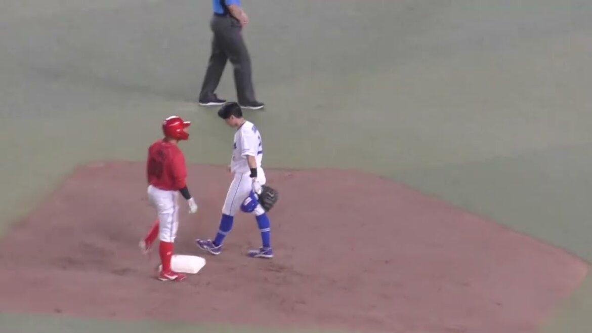 プレー中の負傷の治療から帰ってきた広島羽月に声をかける中日田中＆山本　2025年7月13日(日) 中日 - 広島 14回戦