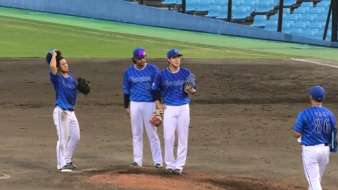 横浜DeNAベイスターズ 八木快投手コーチがタイムを取って平良拳太郎投手に声を掛ける・ペットボトルのドリンクを持っていく 2025/7/9 草薙球場