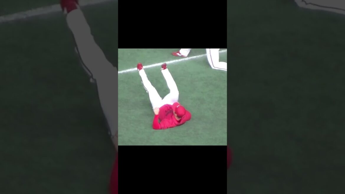 めっちゃストレッチする堂林翔太【 読売ジャイアンツ対 広島カープ2024年4月13日】