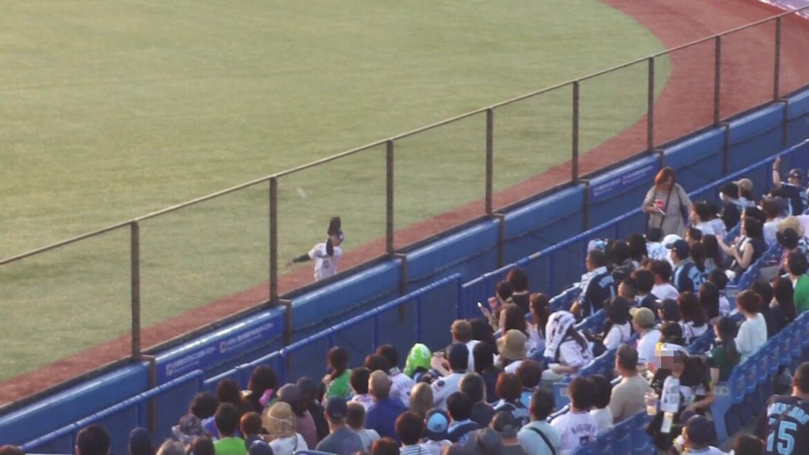 DeNA 松尾汐恩 あわやホームランの惜しい当たり フェンスギリギリのライトフライ 並木秀尊はナイスプレー　ヤクルト vs DeNA　2025年7月9日(水) 神宮球場