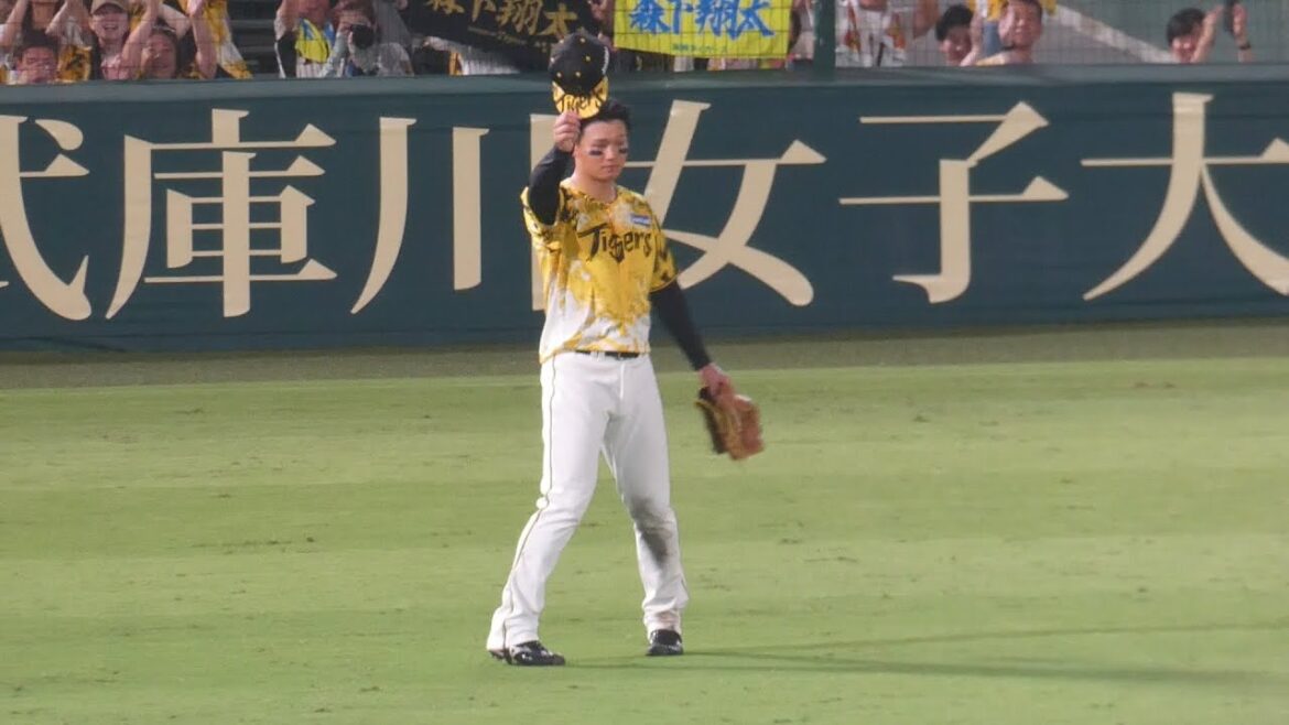 同点ホームランを放ちファンの歓声に応える森下翔太