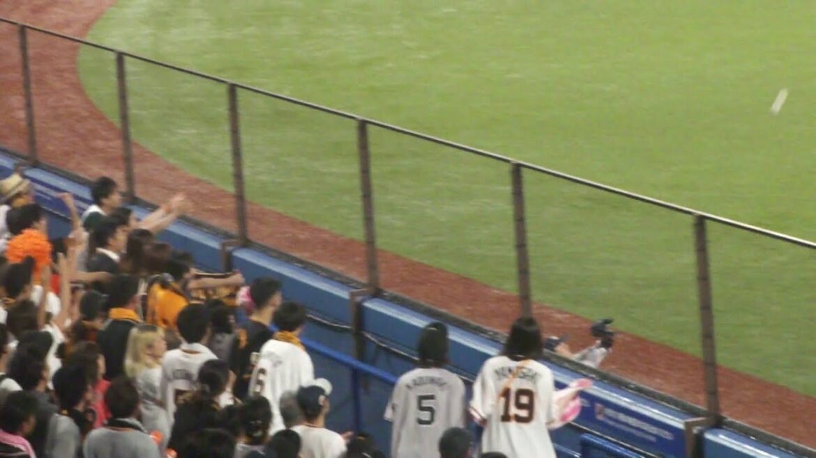 巨人 吉川尚輝 あわやホームランの惜しい当たり フェンスギリギリのレフトフライ 内山壮真はナイスプレー　ヤクルト vs 巨人　2025年7月17日(木)　神宮球場