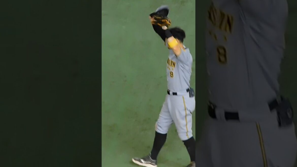 【延長11回2本塁打】本塁打を放ちファンの歓声に応える佐藤輝明と坂本誠志郎