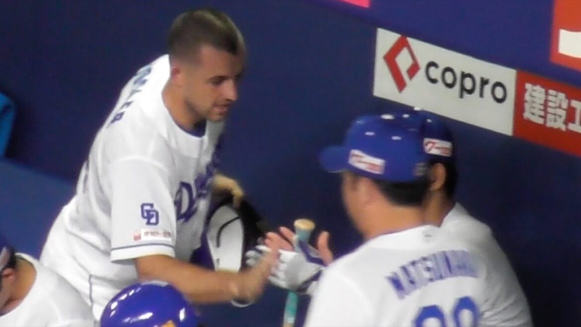 ボスラー 逆転タイムリーの瞬間のドラゴンズベンチ ベンチに帰って笑顔でハイタッチ 中日ドラゴンズVS横浜DeNAベイスターズ 2025/07/19 ボスラー 逆転タイムリーの瞬間のドラゴンズベンチ ベンチに帰って笑顔でハイタッチ 中日ドラゴンズVS横浜DeNAベイスターズ 2025/07/19