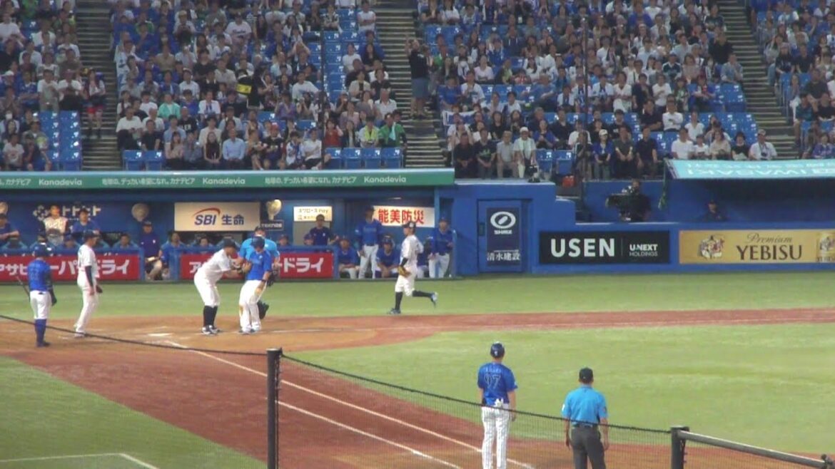 DeNA 関根大気 バント空振りでスクイズ失敗 3塁ランナー牧秀悟タッチアウト　ヤクルト vs DeNA　2025年7月9日(水) 神宮球場