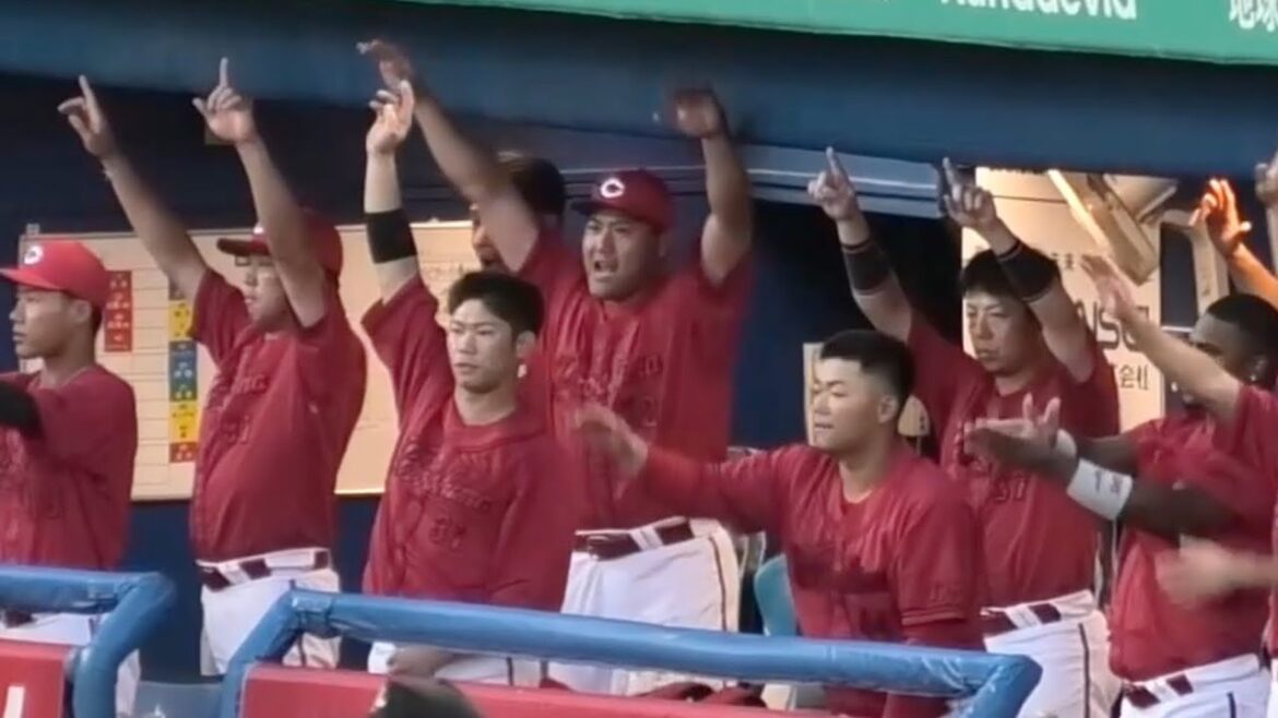 2回、羽月隆太郎が一時勝ち越しとなるタイムリーを打った瞬間のカープベンチ！広島東洋カープvs東京ヤクルトスワローズ 2025年7月20日