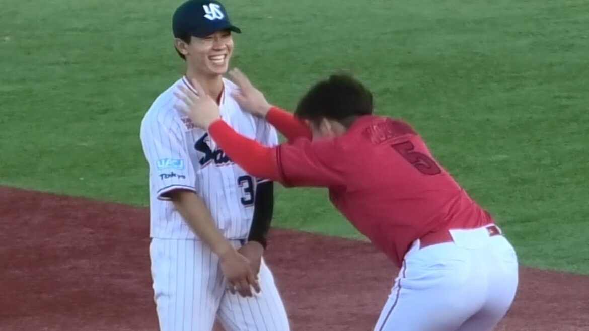 小園海斗と内山壮真が楽しそうに戯れあう！広島東洋カープvs東京ヤクルトスワローズ 2025年7月21日