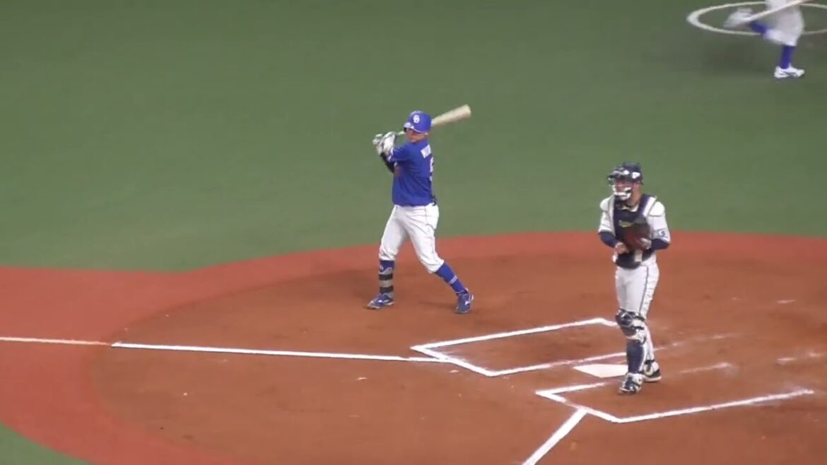 村松 開人　厳しいチャージの中、見事送りバントを決める　#中日ドラゴンズ