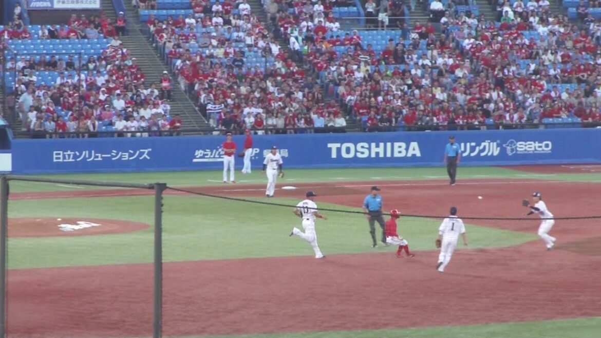 ヤクルト ランバート 1塁牽制でナイスプレー　ランナー羽月隆太郎はタッチアウトで盗塁失敗　ヤクルト vs 広島　2025年7月21日(月)　神宮球場